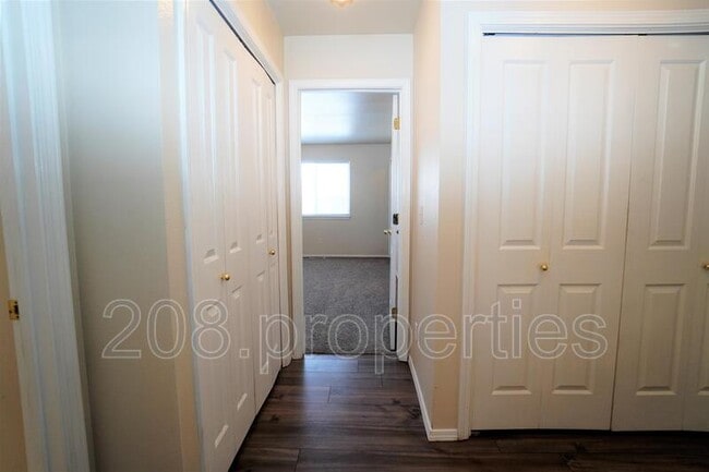 Building Photo - 452 S Jolinda Ave