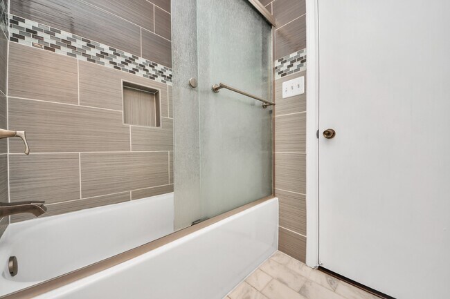 Building Photo - 6334 Chevy Chase Dr
