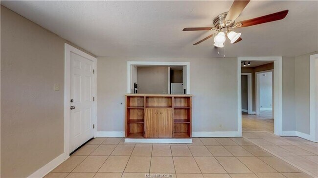 Building Photo - HUGE 4/4 in Eastgate!!