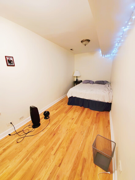 Bedroom with window/closet - 2076 N Campbell Ave