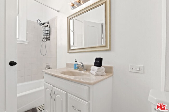 Building Photo - 442 N Orange Grove Ave