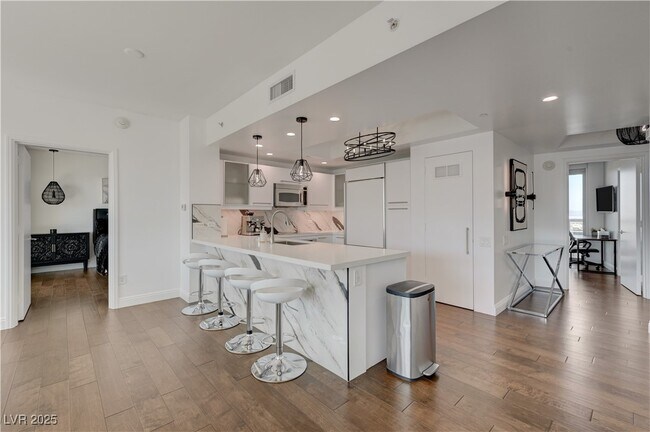 Building Photo - 222 Karen Ave