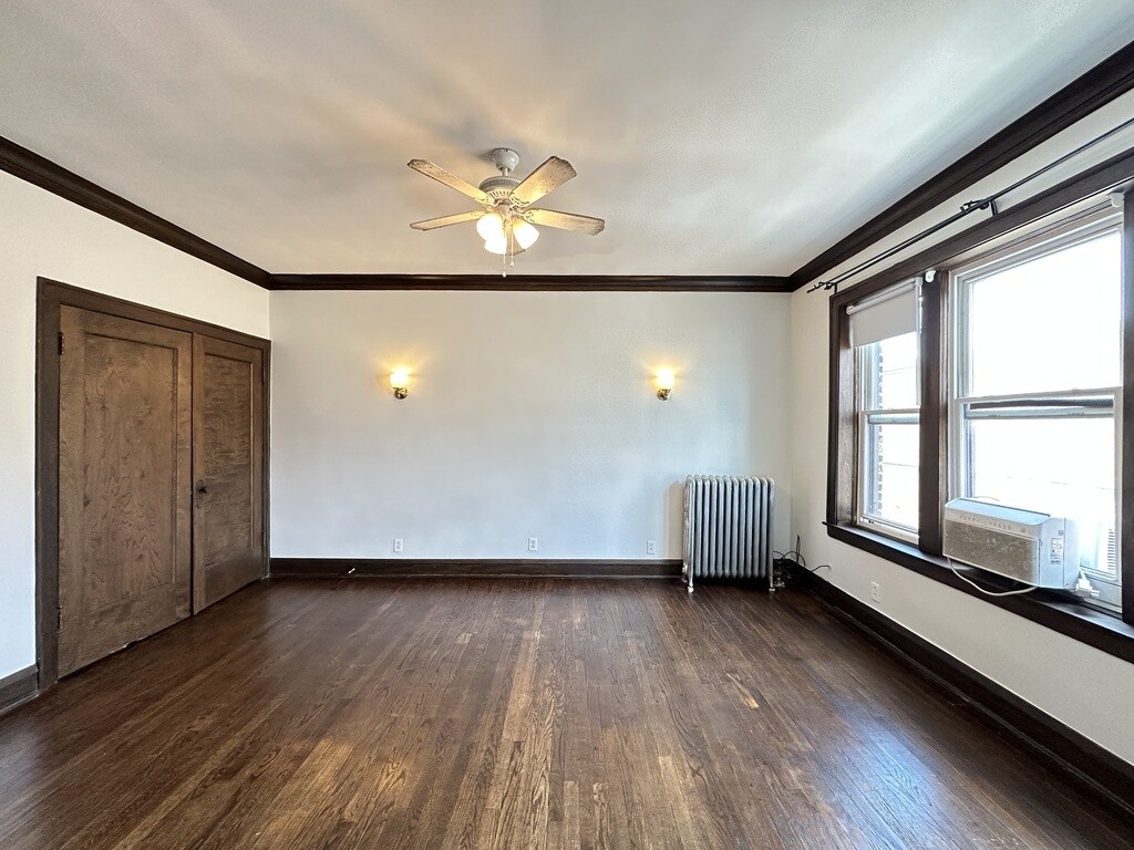 Building Photo - 1367 E 53rd St