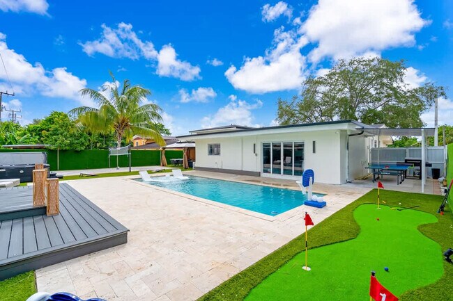 Building Photo - 1255 NE 199th St