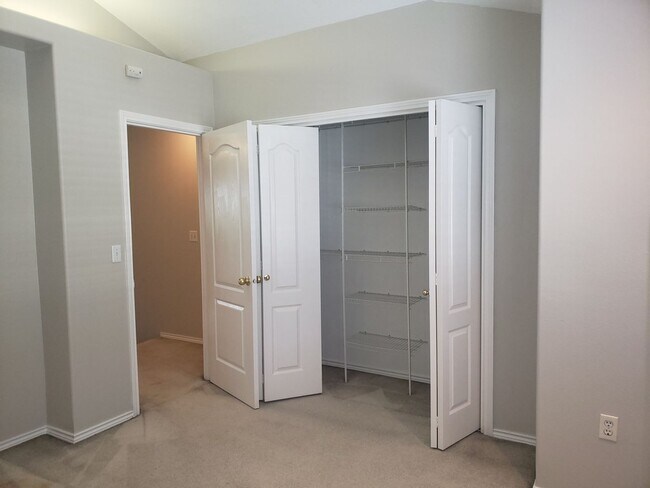 Building Photo - Large 3-bed Townhouse in Terwilliger South
