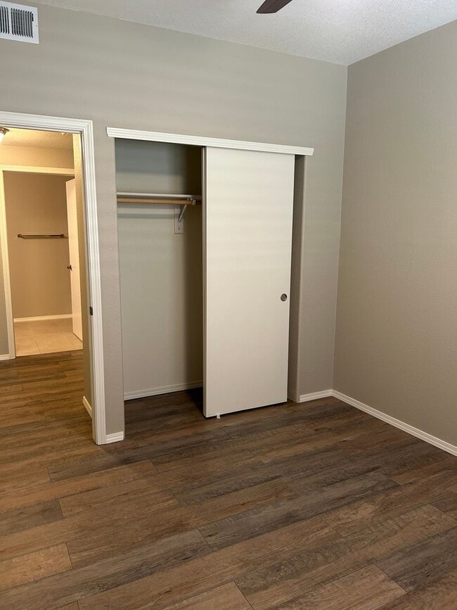 Building Photo - Charming Condo | 2 Bed / 2 Bath | Garage |...