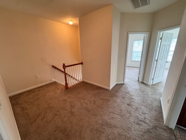 Building Photo - 3 Bed End Unit Town Home- AVAILABLE FOR FALL MOVE IN!