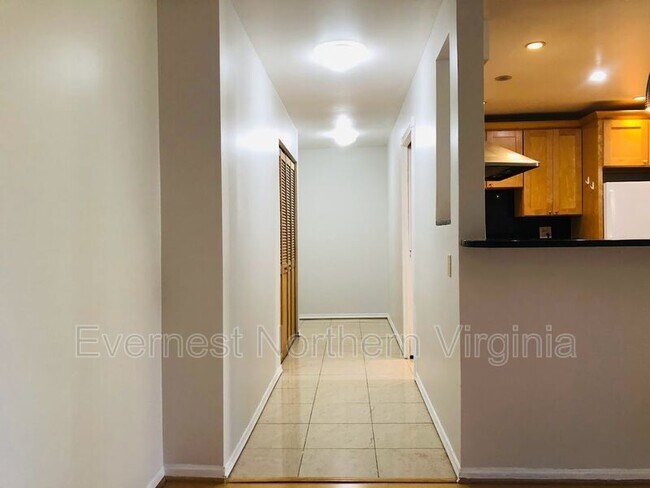 Building Photo - 9710 Kingsbridge Dr