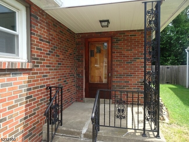 Building Photo - 275 Firth St