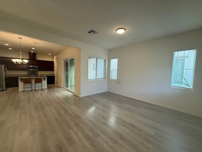 Building Photo - Spacious 3 bed 2.5 bath available in North...