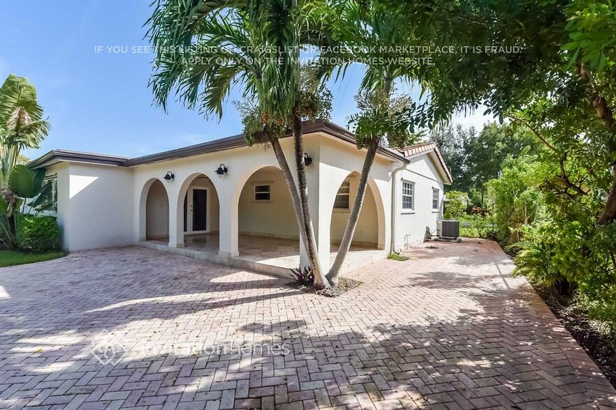 Building Photo - 3220 SW 118th Ct