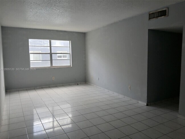 Building Photo - 13655 NE 3rd Ct