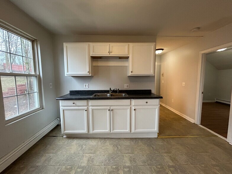 Building Photo - 4 Carlstad St