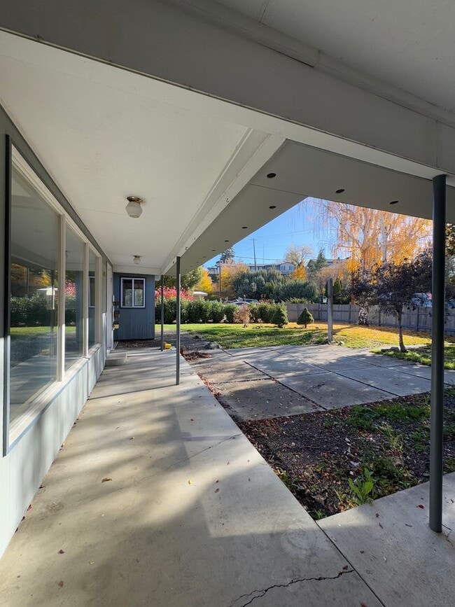 Building Photo - 1001 N Brooklane St