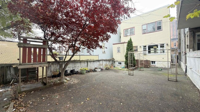 Building Photo - 6013 Buchanan Pl