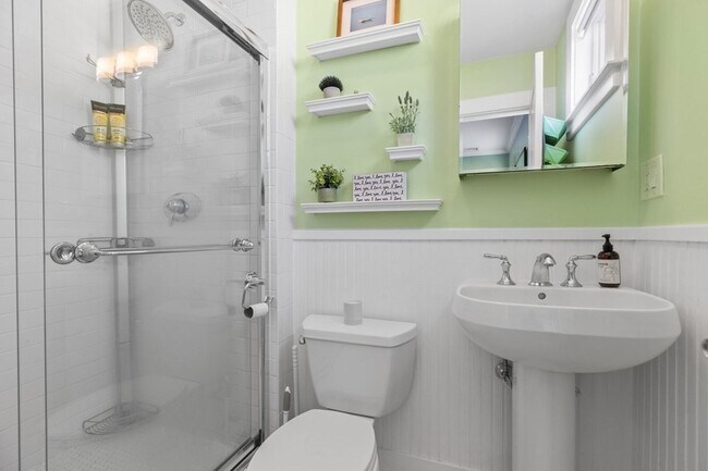 Building Photo - 472 E 8th St