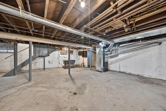 Building Photo - 2025 Calvert Ave
