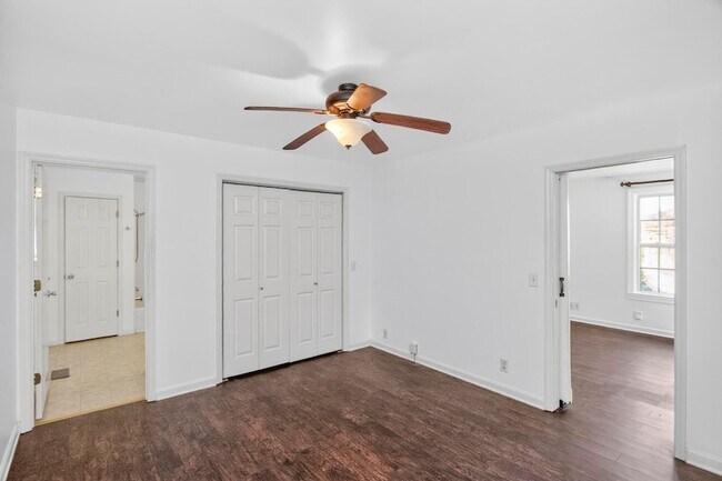 Building Photo - 3008 Lakeshore Dr
