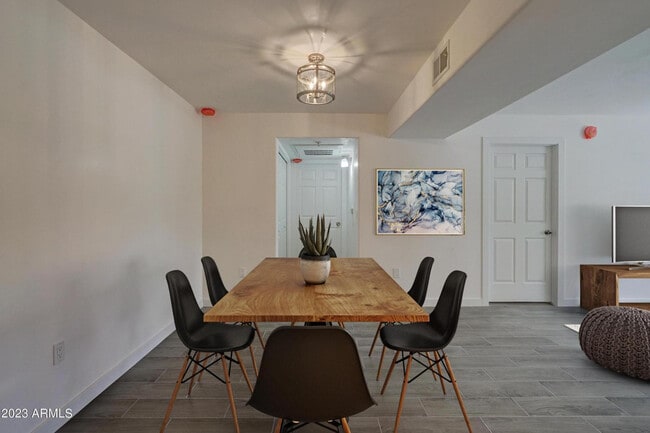 Building Photo - 9990 N Scottsdale Rd