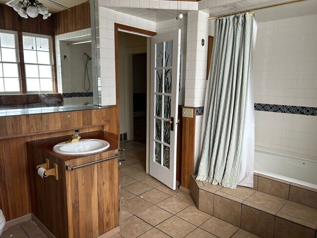 Building Photo - 1-Bedroom, 1 bath in Quiet 4-Plex near Ivywild