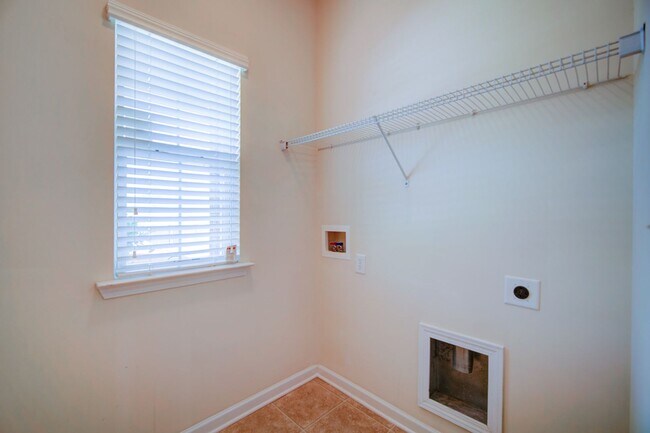 Building Photo - 4 BR/2 BA, 1 Car Garage, Charming Home in ...
