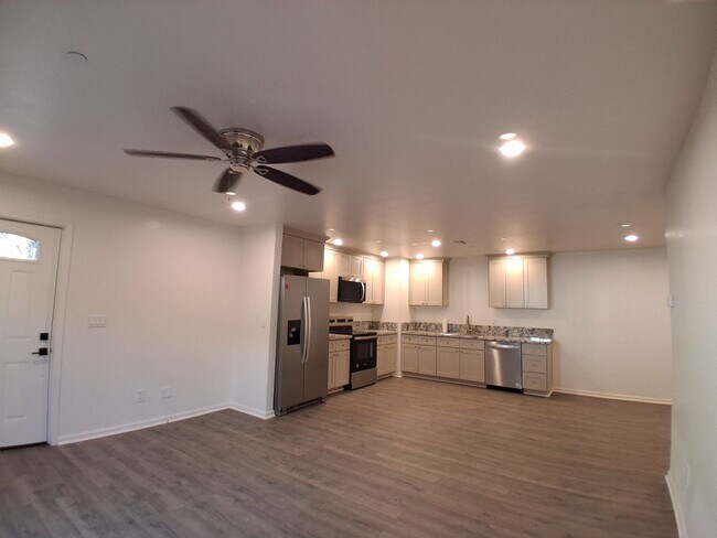 Building Photo - 3016 Lake Park Ct