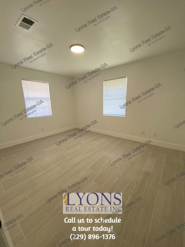 Building Photo - 1028 S Gordon Ave