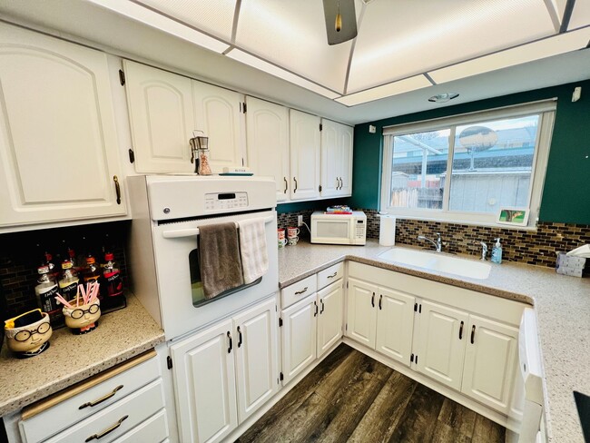 Building Photo - $0 DEPOSIT OPTION, TWO STORY TOWNHOME, CARPORT, NEW FLOORING, STORAGE, PRIMARY BED/BATH, A/C