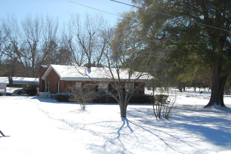 Building Photo - 17020 Morris Dr