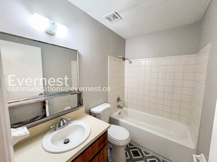Building Photo - 3058 St Paul Dr