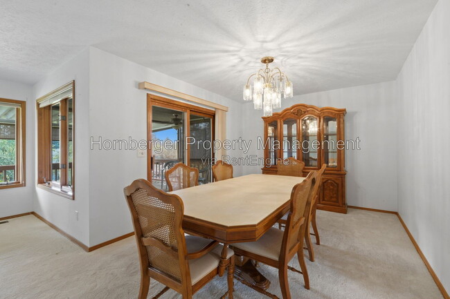 Building Photo - 9811 N Comanche Dr