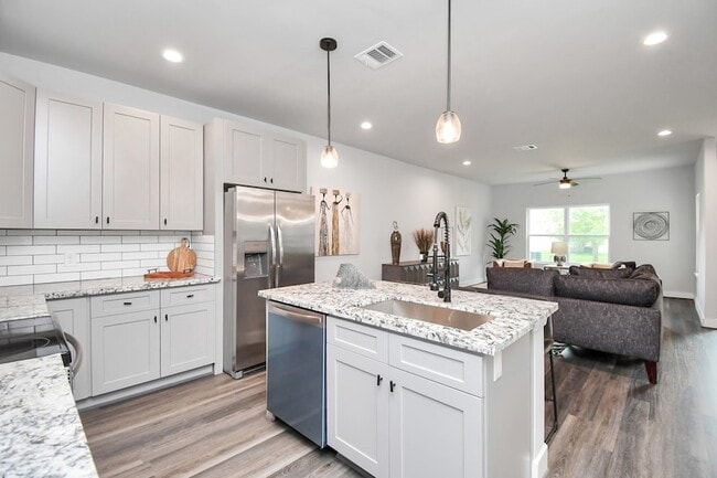 Building Photo - 3814 Lakewood Dr