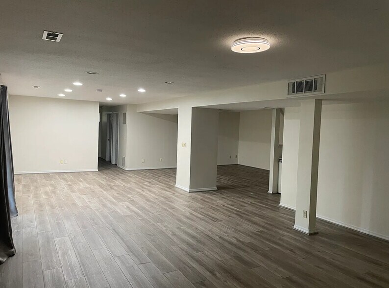 Building Photo - 914 Shandra Dr
