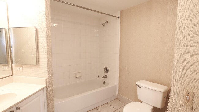 Building Photo - 1100 Crestwood Ct S