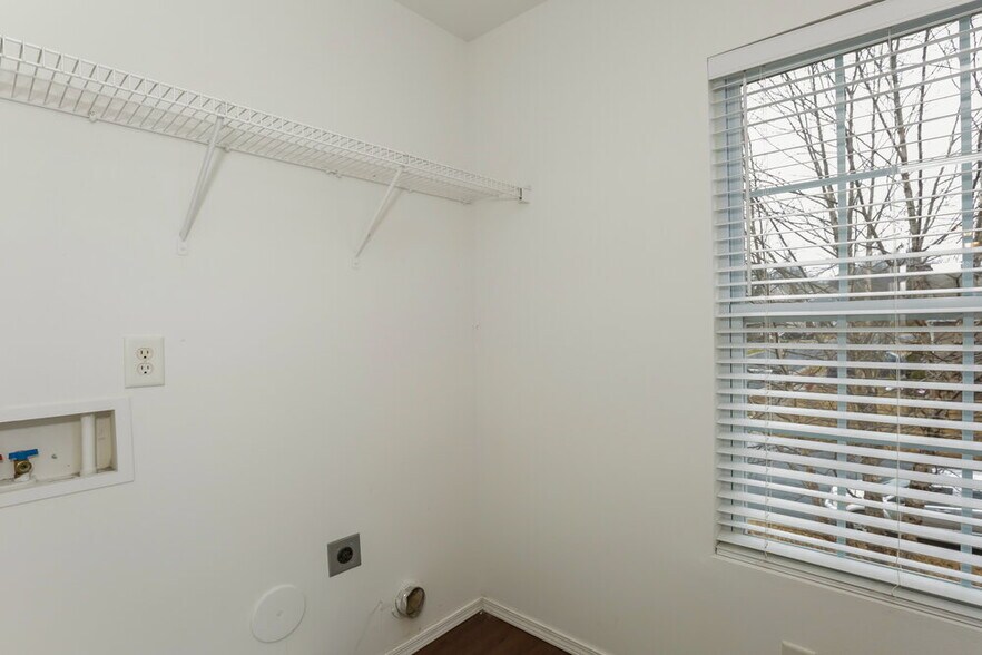 Building Photo - 9727 Hollystone Ln