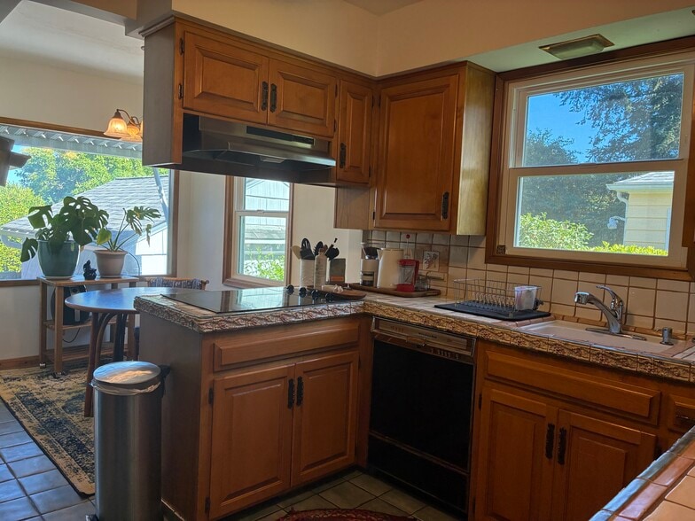 Building Photo - 834 SE 72nd Ave