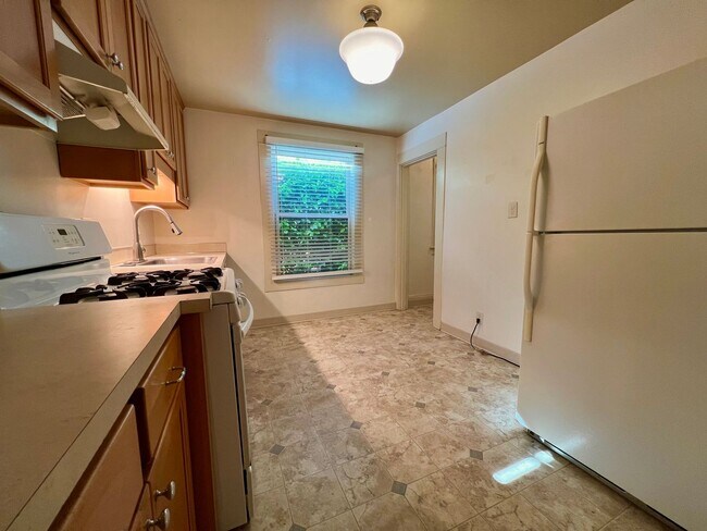 Building Photo - Stunning Vintage 2 Bed 1 Bath in NW 23rd!