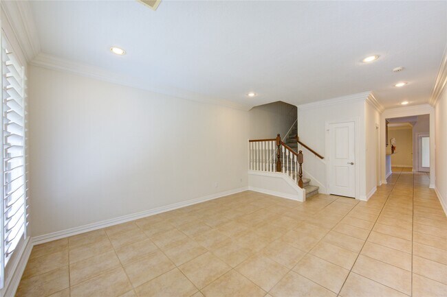 Building Photo - 2011 Spring Cedar Ln