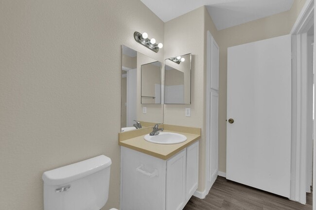 Building Photo - You will love this 2 bedroom condo! Update...
