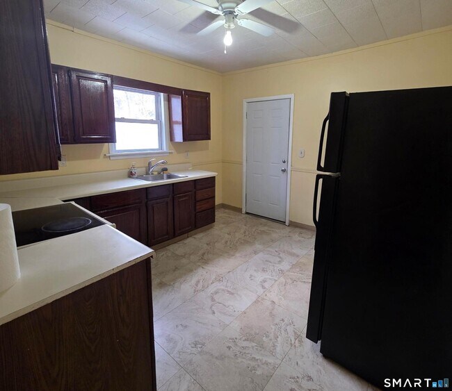 Building Photo - 32 Wilson St