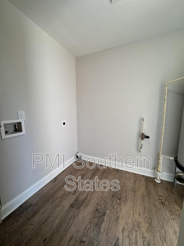 Building Photo - 204 Walnut Hill Dr