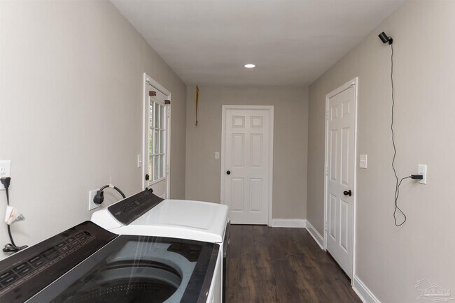 Building Photo - 8238 Li Fair Dr