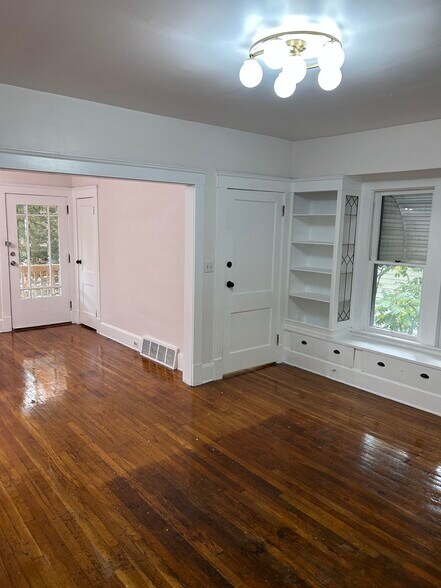 Building Photo - 10806 Bernard Ave