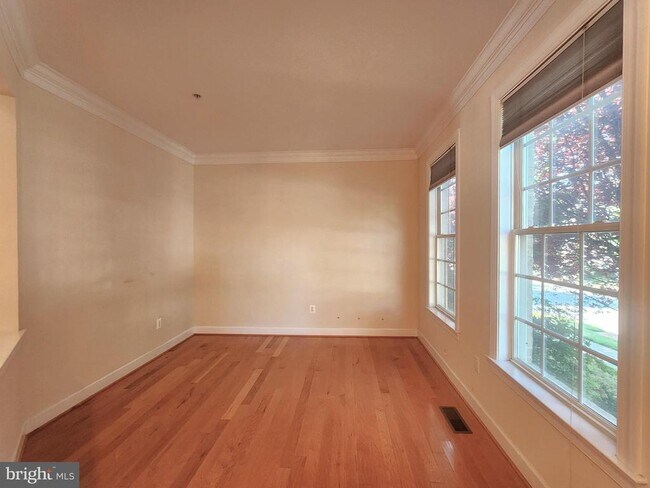 Building Photo - 917 Crestfield Dr