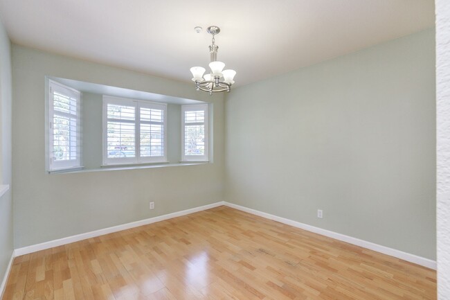 Building Photo - 3 Bed / 2.5 Bath bright and spacious home ...