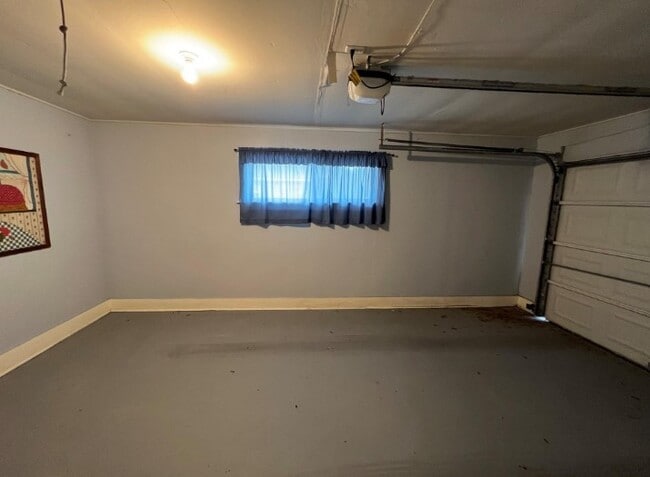 Building Photo - 566 Schmidt Rd