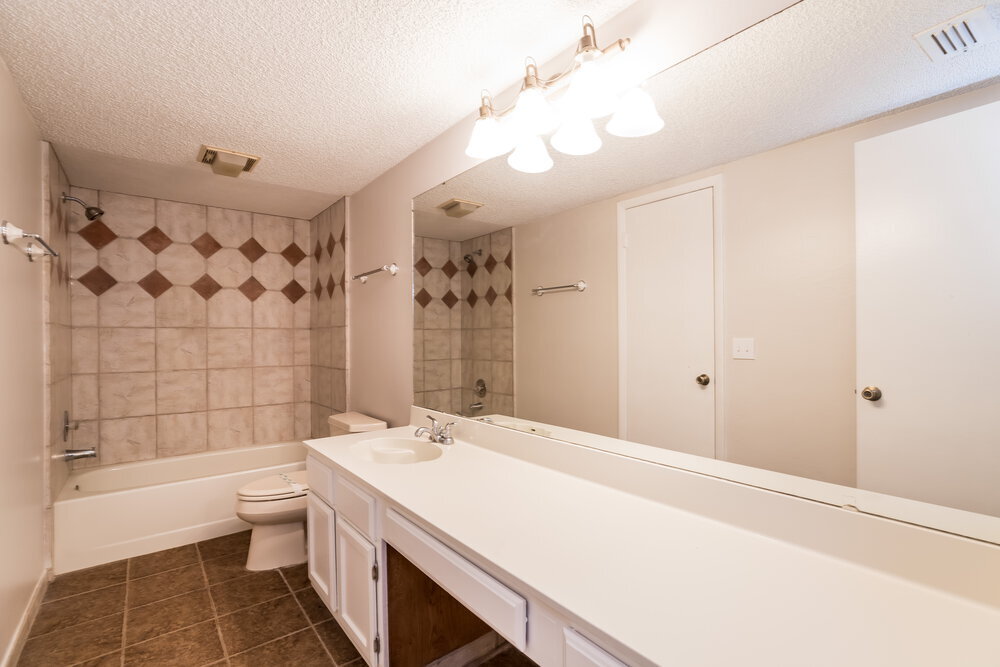 Building Photo - 402 E Springtree Way