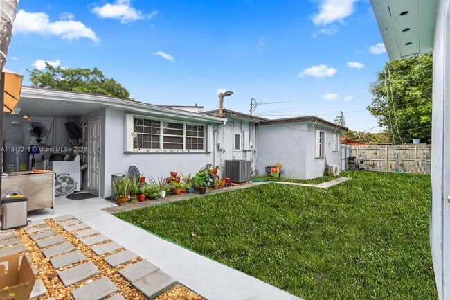 Building Photo - 6840 SW 3rd St