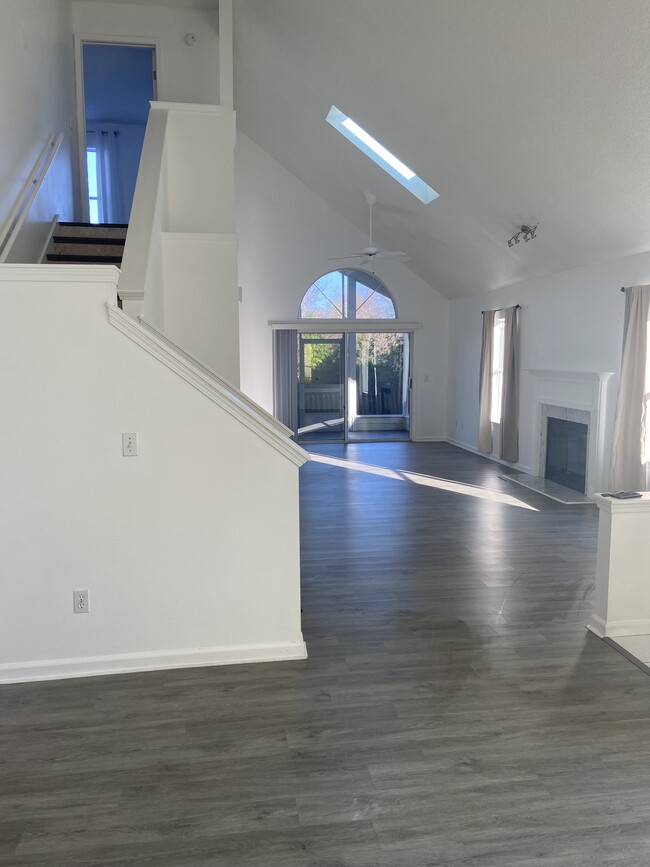 Building Photo - 3125 La Reserve Dr