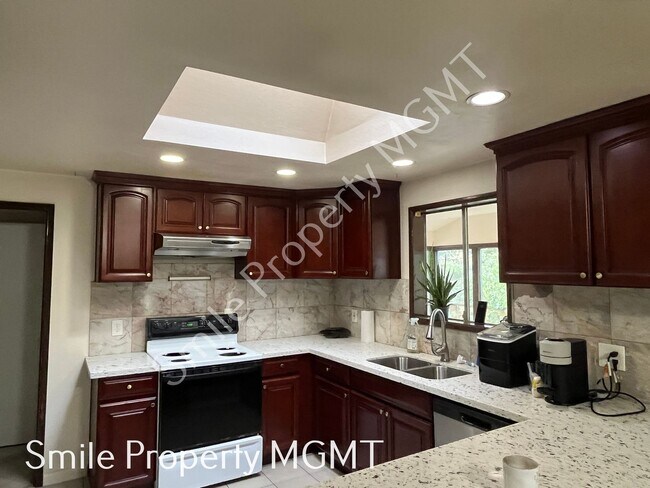 Building Photo - A charming ranch-style single-family home located in the Milwaukie area.